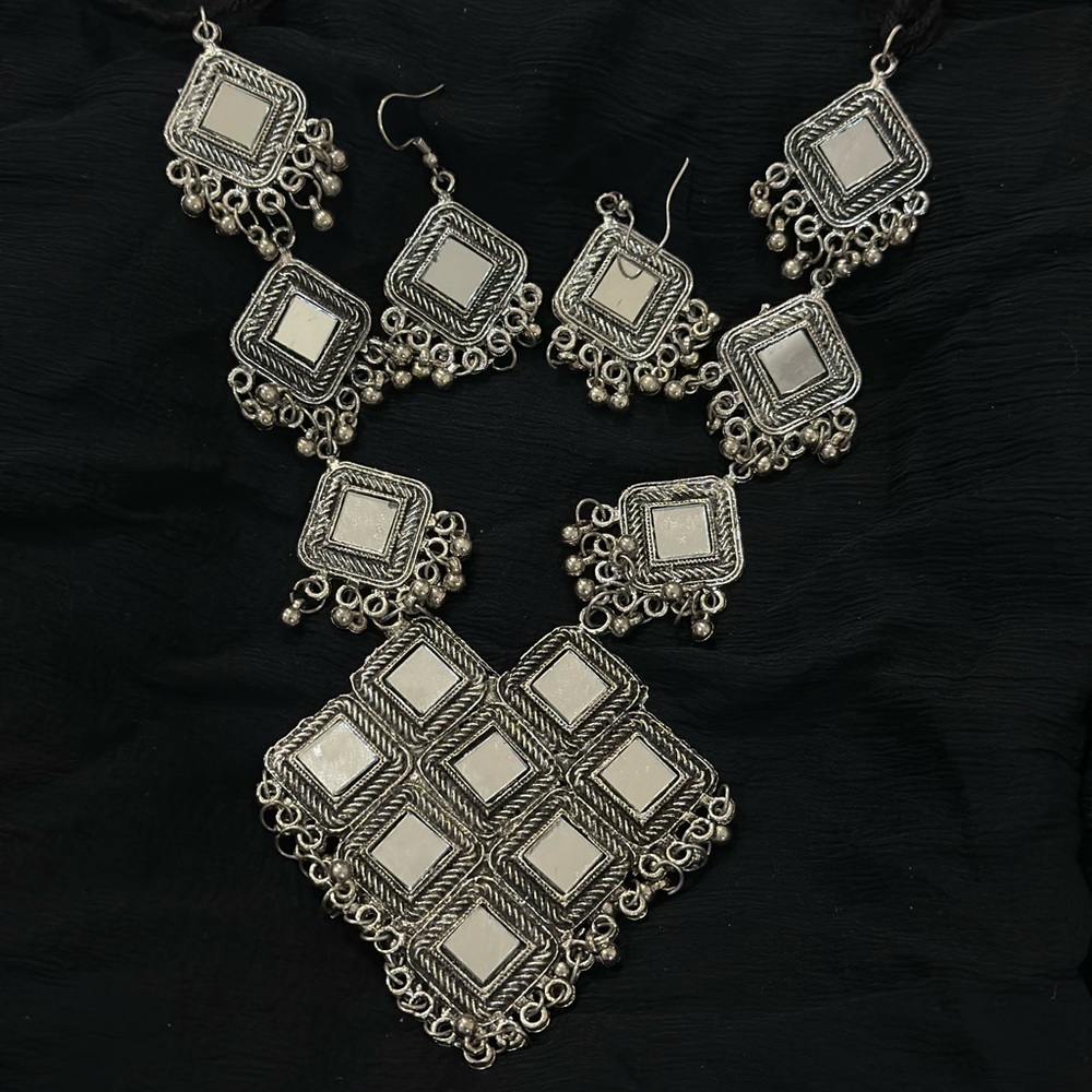 Oxidized mirror necklace with earrings